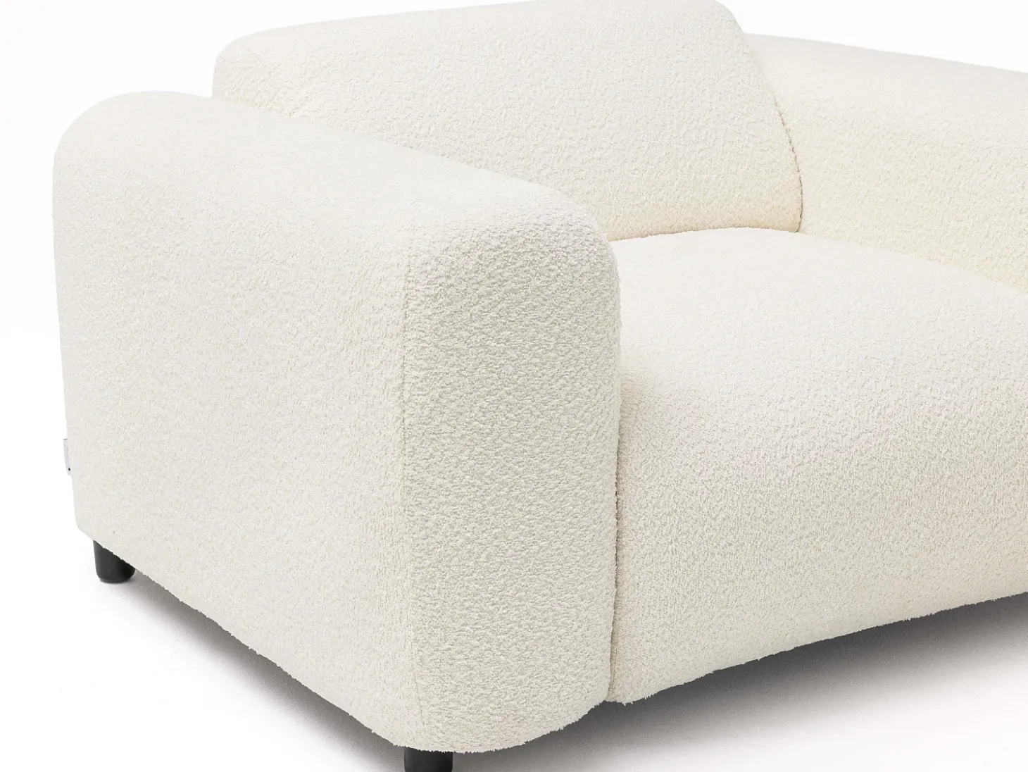 Poltrona em tecido bouclé branco estilo design POGNI de Maison Céphy