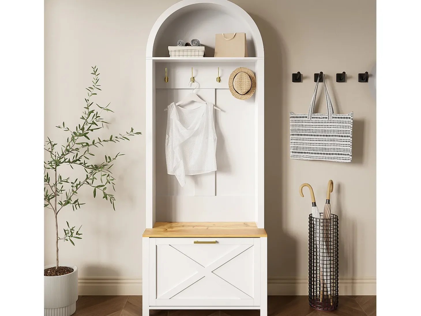 Roupeiro branco e natural com porta e ganchos dourados, design em arco 75x35x195cm