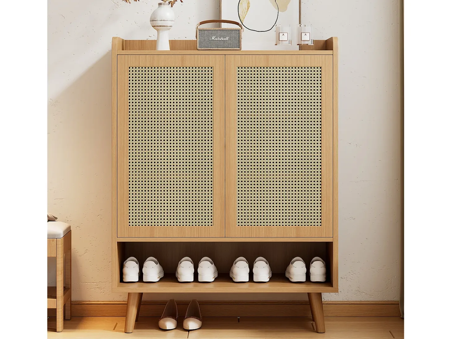 Sapateira em madeira com 2 portas em verga e várias prateleiras 80x35x105cm