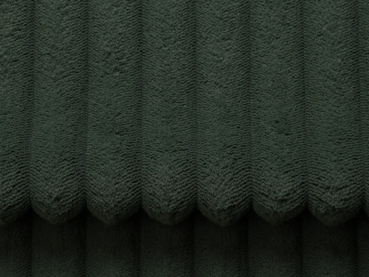 Sofá de 3 lugares assento profundo em veludo canelado grosso verde design PINETA