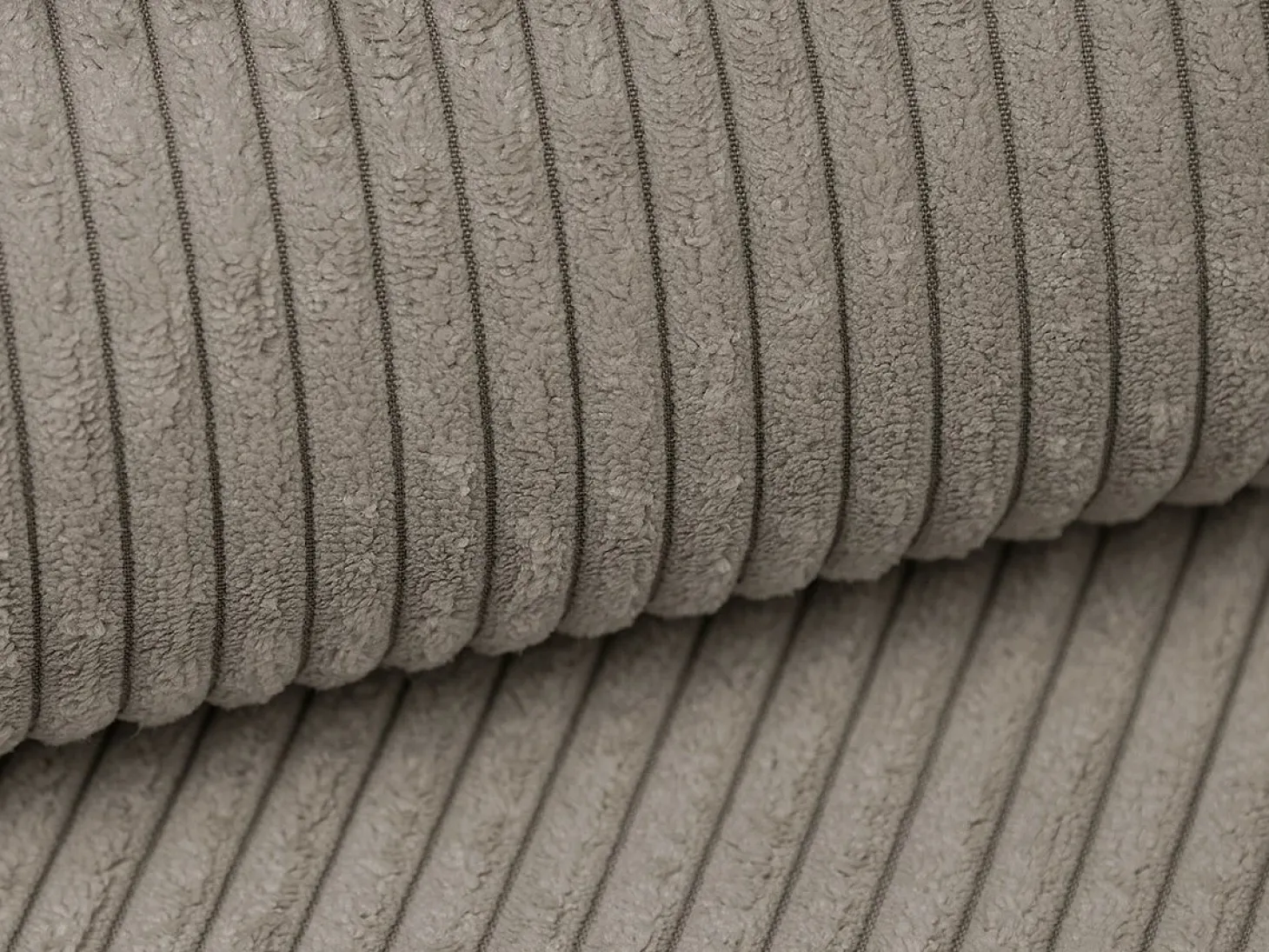 Sofá de 3 lugares assento profundo em veludo canelado taupe design PINETA