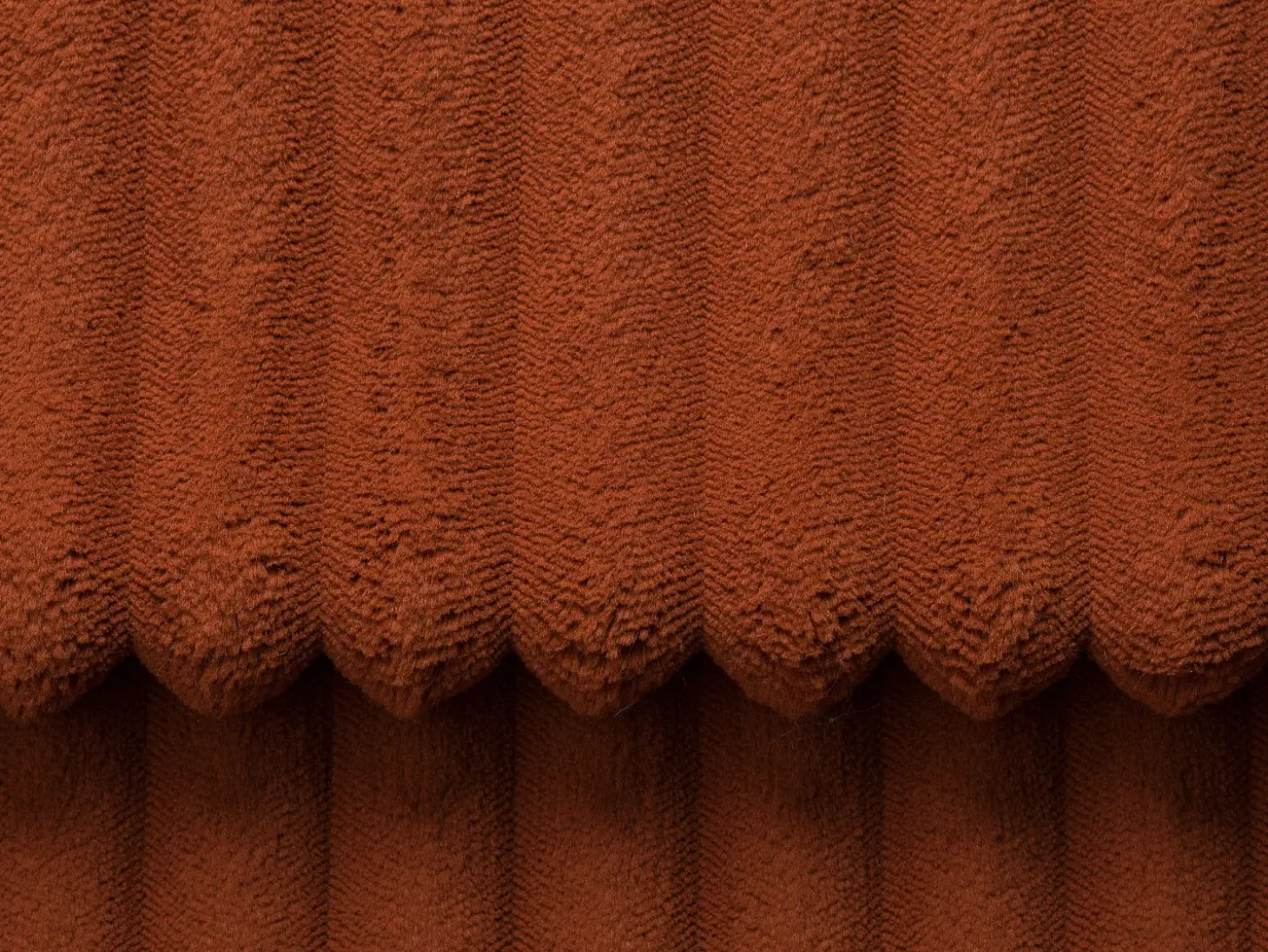 Sofá de 3 lugares assento profundo em veludo canelado grosso terracota design PINETA