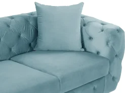 Sofá de 2 lugares chesterfield em veludo azul pastel e pés em metal EDWINA