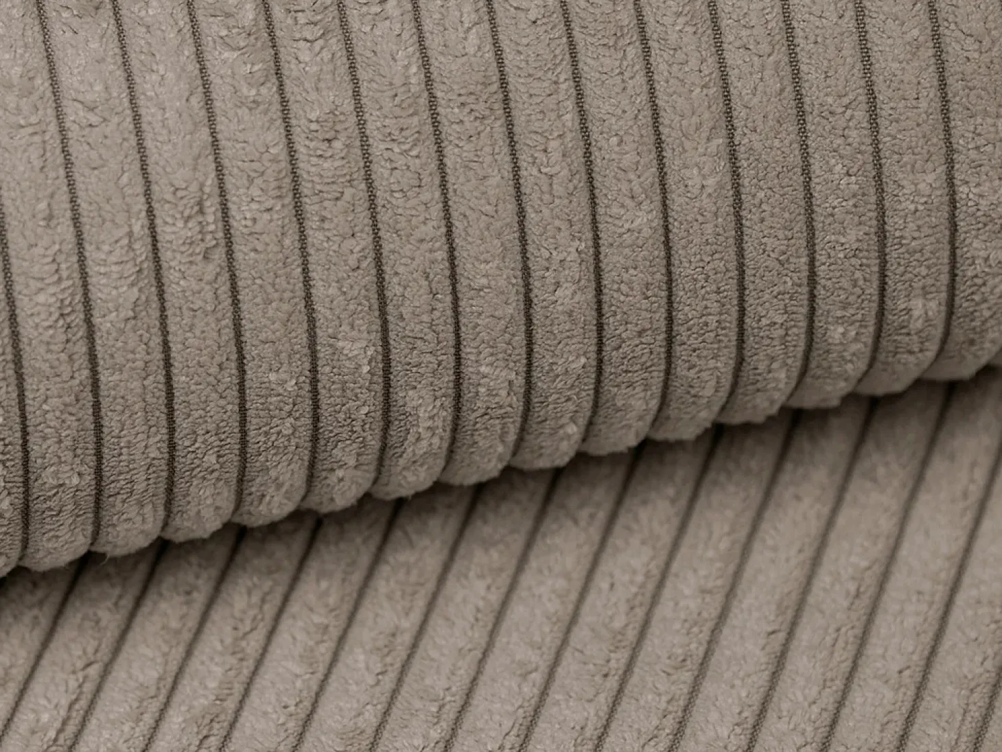 Sofá de 2 lugares em veludo cotelê taupe conforto AMELIA