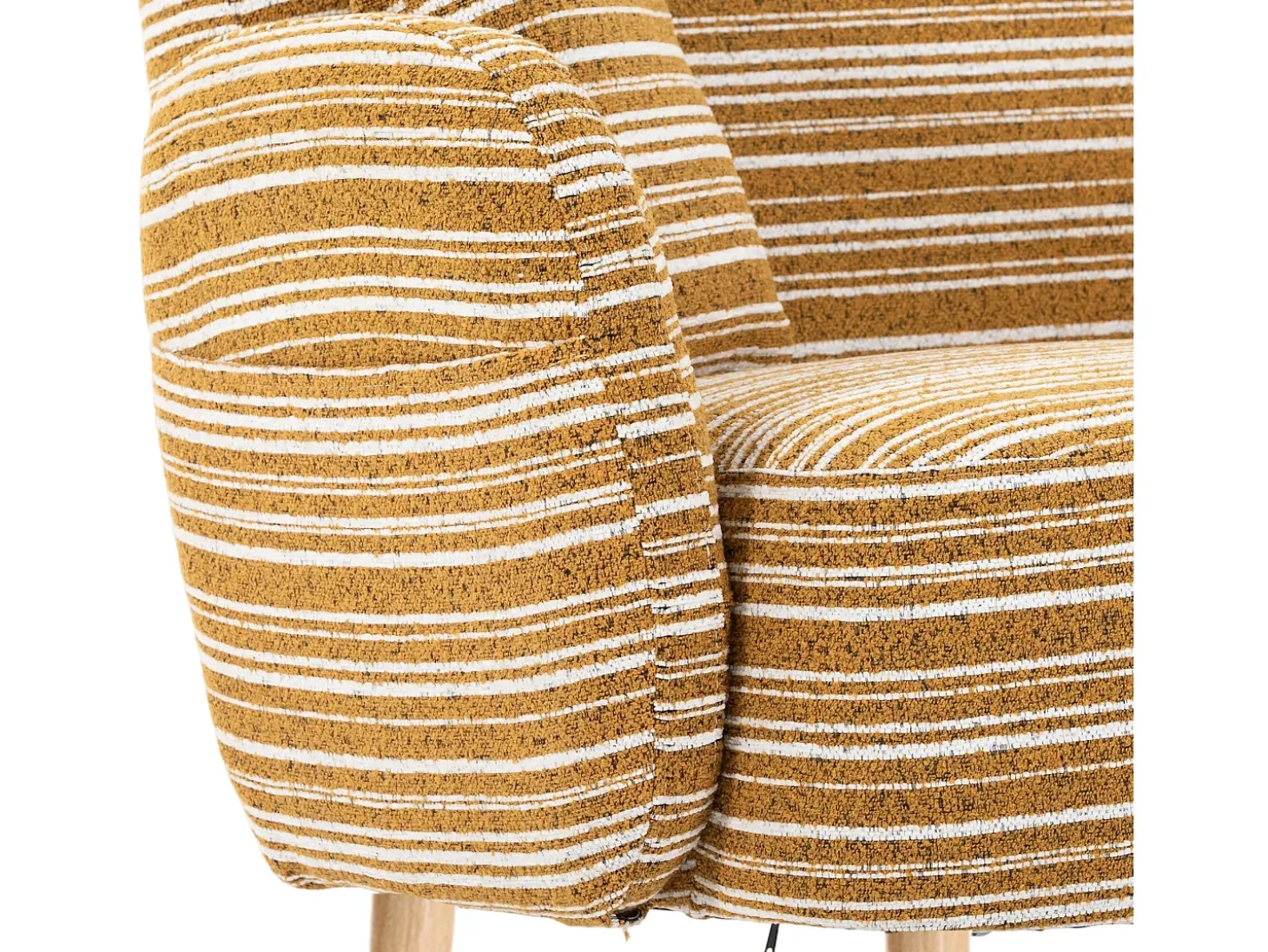 Sofá de dois lugares em tecido bouclé amarelo mostarda - Com bolsos laterais e 2 almofadas.