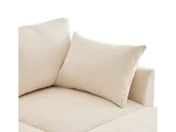 Sofá de quatro lugares em tecido chenille bege com 2 pufes e 6 almofadas.
