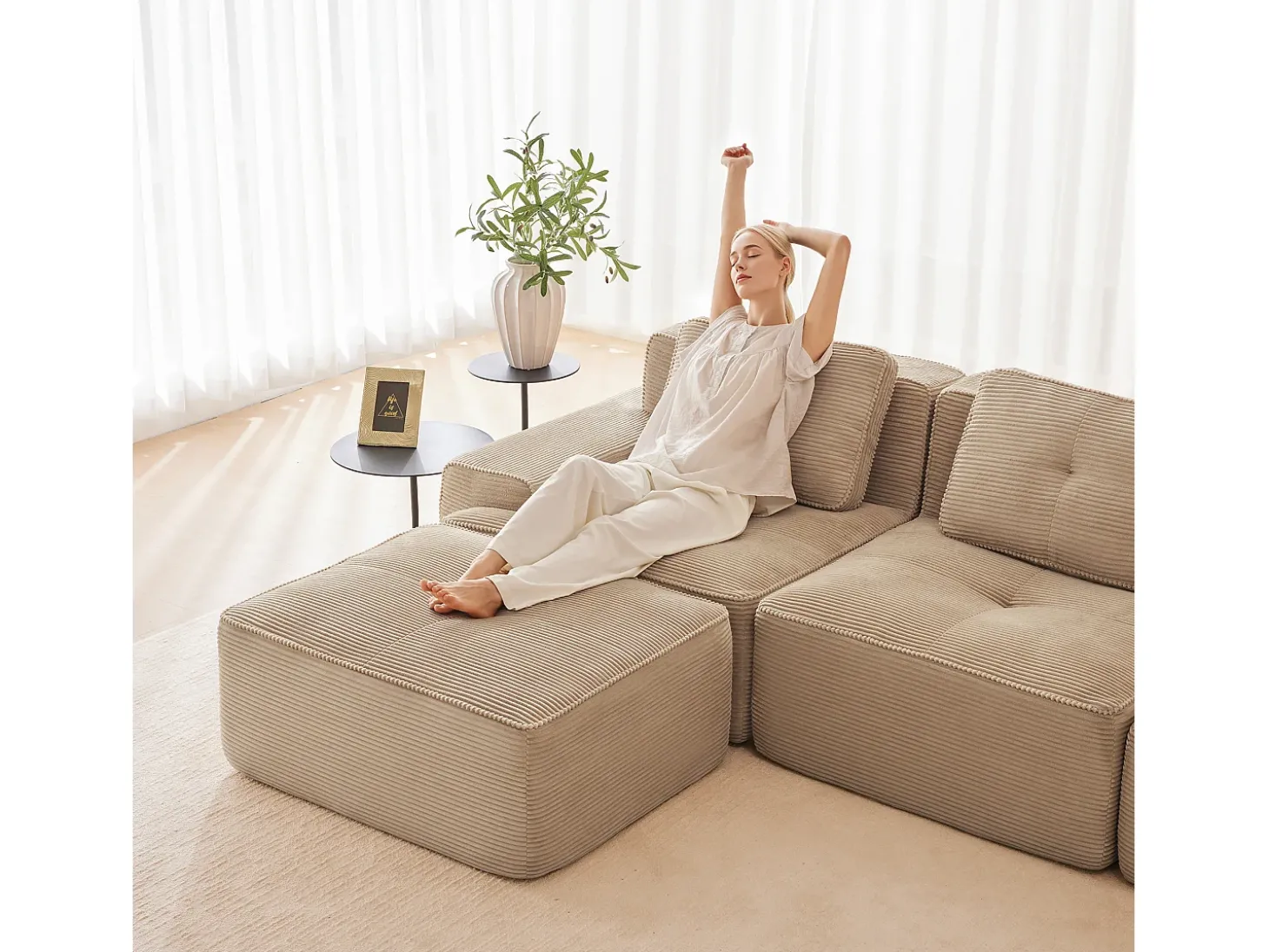 Sofá Modular 2 lugares em Veludo cotelê, com puff e 2 almofadas, 204x177x69cm, Bege