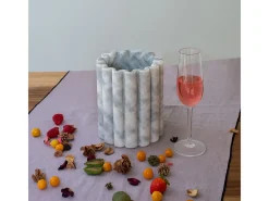 Vaso de mármore branco versátil para um toque de elegância