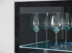 Vitrine alta moderna 120 cm para sala 3 portas corpo matera mate e frentes branco brilho
