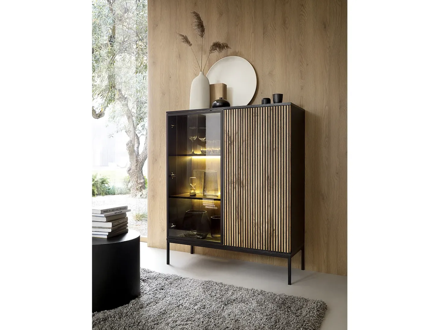 Vitrine baixa moderna com frente canelada, 104×126×39 cm, Preto / Carvalho Wotan