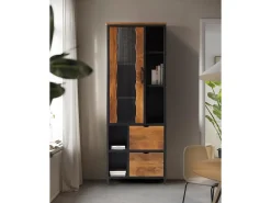 Vitrine em madeira e metal.