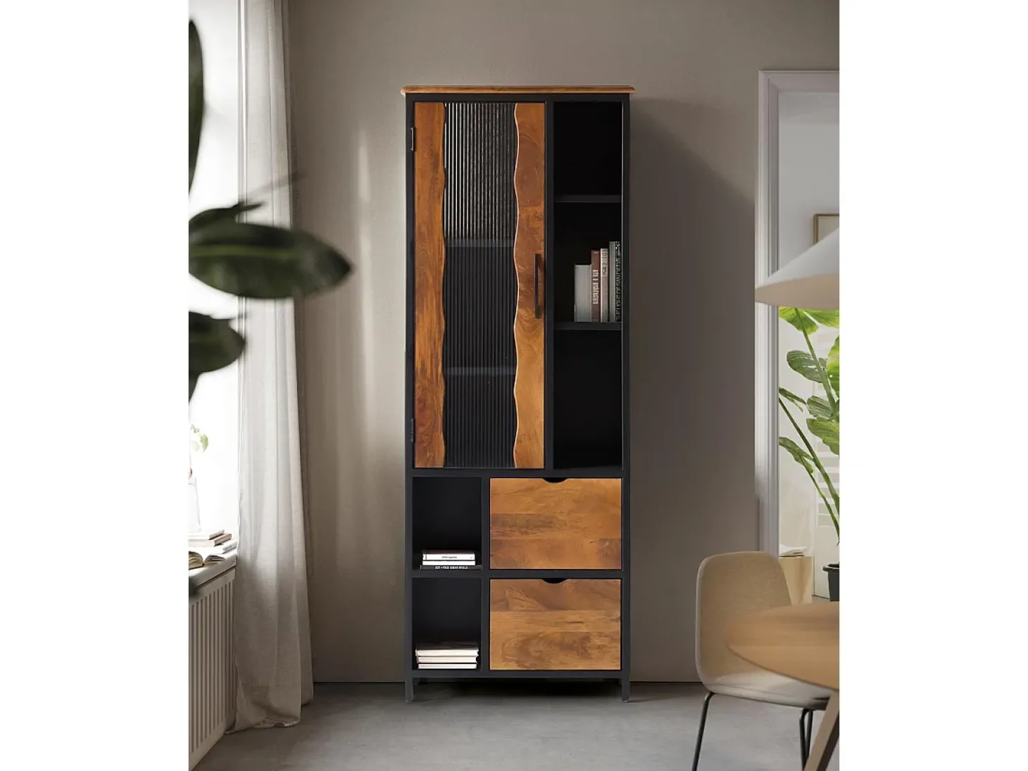Vitrine em madeira e metal.