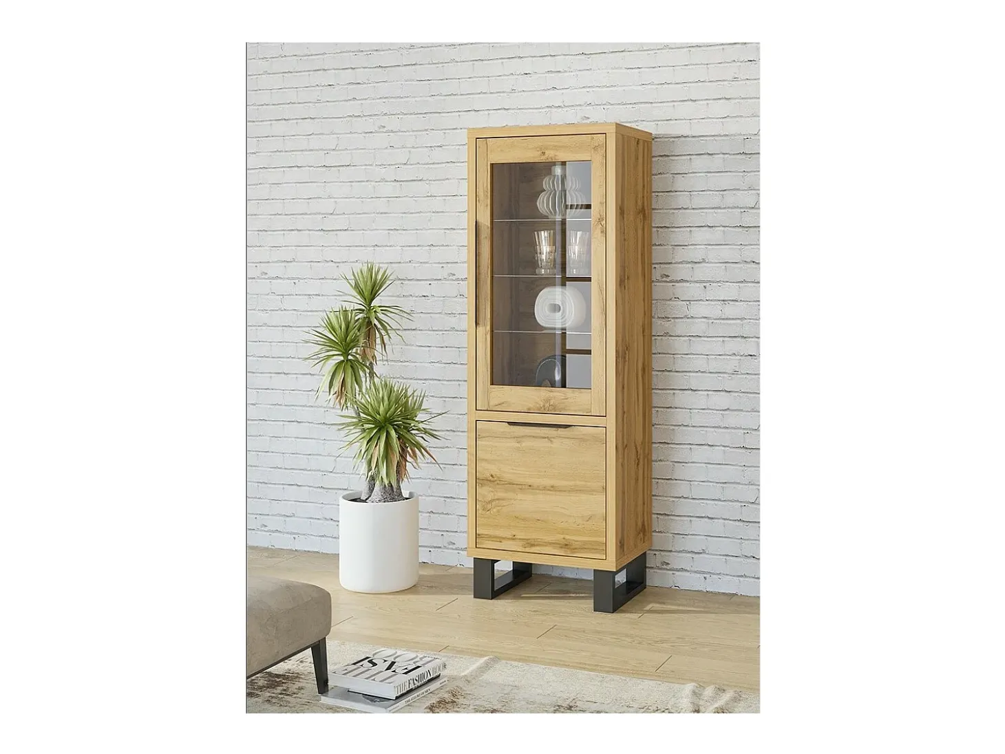 Vitrine na cor carvalho da coleção MILO. Acabamento em preto. Móvel ideal para a sua sala de jantar.